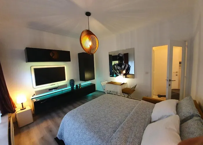 Cosy Corner In Quiet Suburb - All Cars Allowed